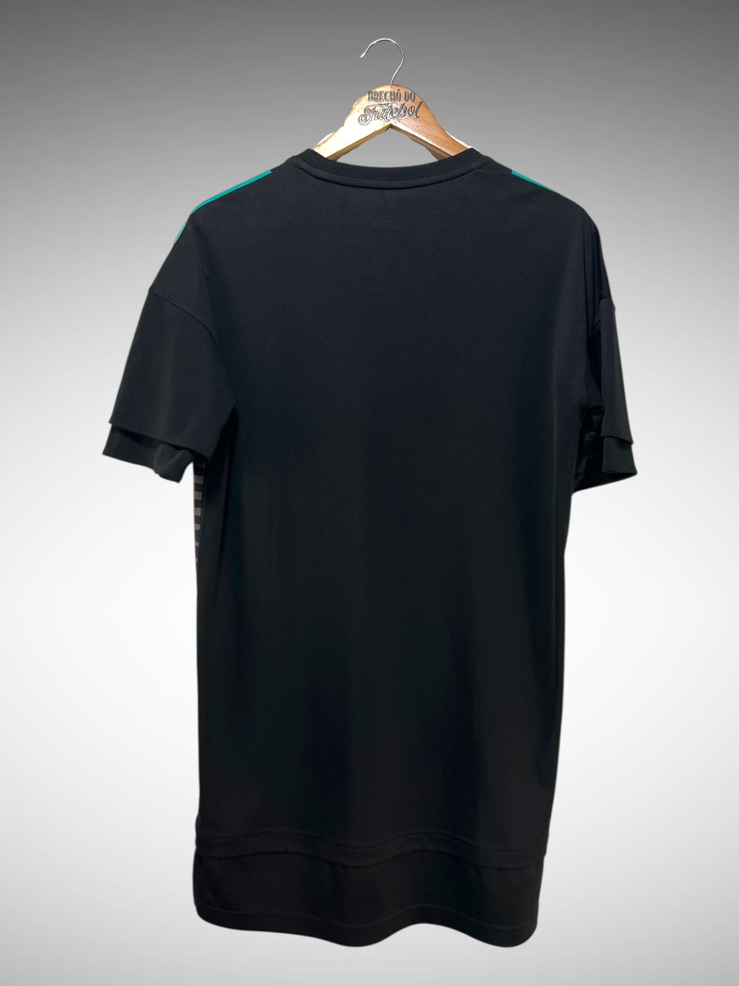 Real Madrid 2017 Camisa de Aquecimento Tam P.