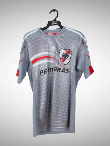 camiseta gris de river